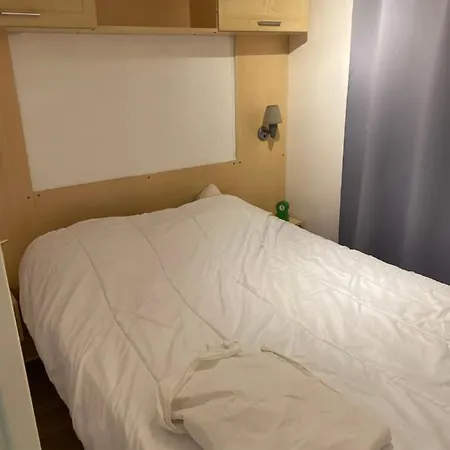 مكان تخييم Les Pins Marittime *